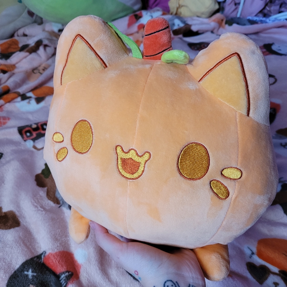 Tasty Peach Studios *RARE* 15 inches Giant Pumpkin Cat, Pin (Open To Offers!)